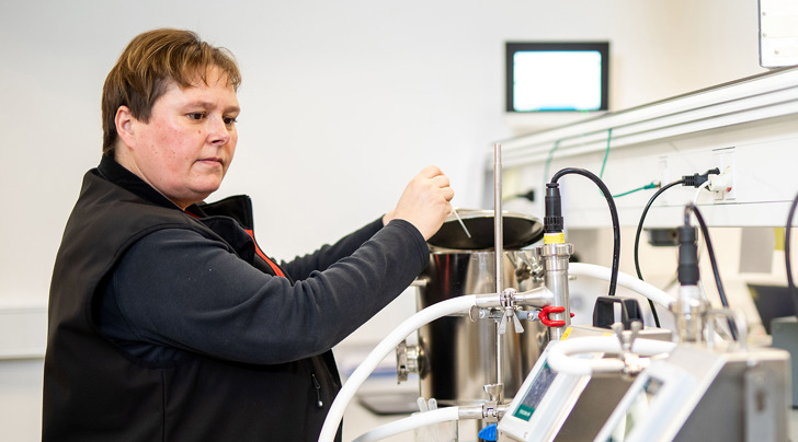 Kalibreringstekniker i gang med en akkrediteret kalibrering