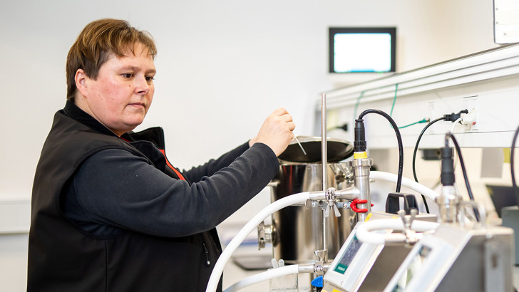 Kalibreringstekniker i gang med en akkrediteret kalibrering